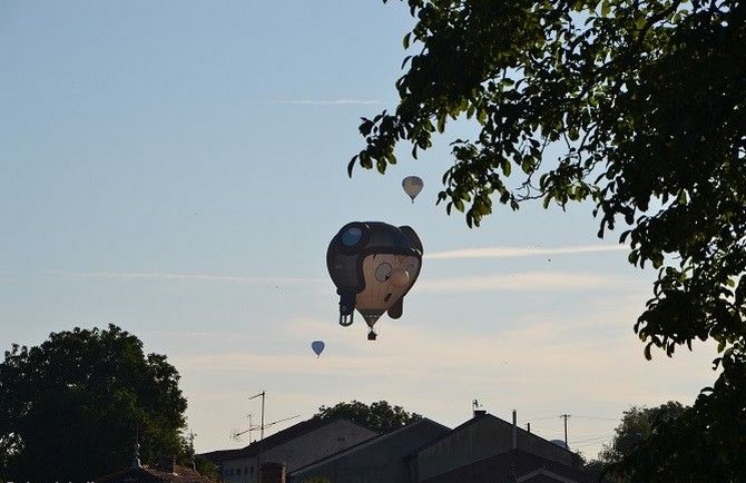 Montgolfiére au dessus de Pannes vue depuis les Gîtes du Holit