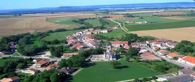 Vue-Aérienne-des-Gîtes-du-Holit-et-du-Lac-de-Madine